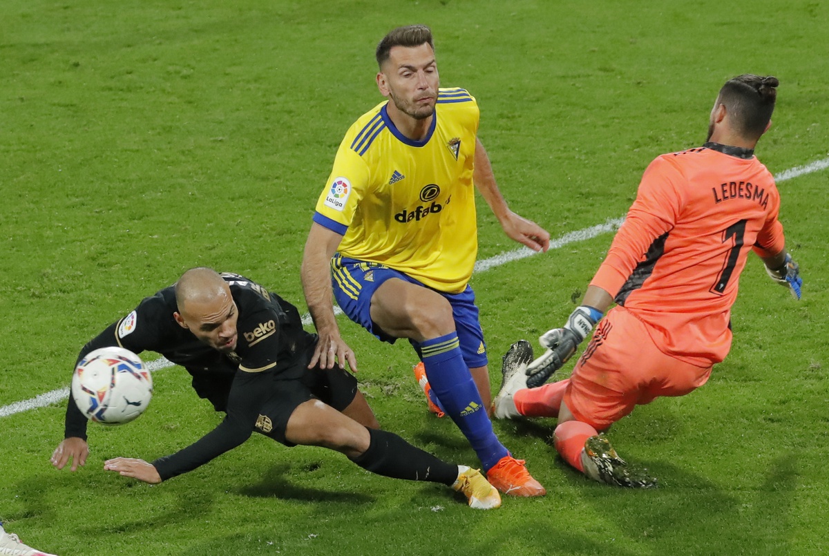 Barca thua đội mới lên hạng - 8