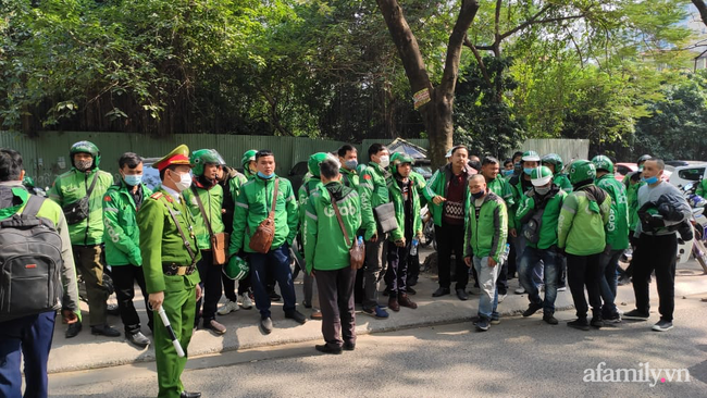 Hàng nghìn tài xế trên cả nước đồng loạt tắt ứng dụng, tập trung đến trụ sở phản đối việc tăng giá cước: Grab Việt Nam nói gì? Hàng nghìn tài xế trên cả nước đồng loạt tắt ứng dụng, tập trung đến trụ sở phản đối việc tăng giá cước: Grab Việt Nam nói gì?