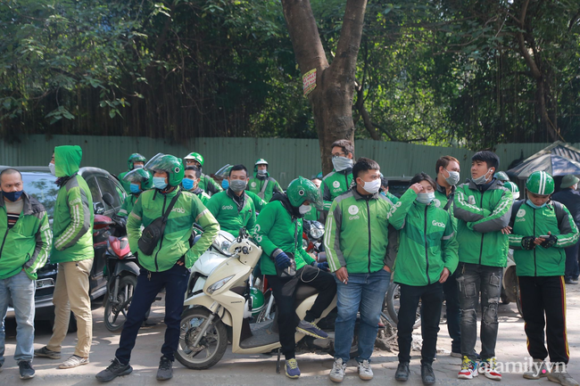 Hàng nghìn tài xế trên cả nước đồng loạt tắt ứng dụng, tập trung đến trụ sở phản đối việc tăng giá cước: Grab Việt Nam nói gì? - 3 Hàng nghìn tài xế trên cả nước đồng loạt tắt ứng dụng, tập trung đến trụ sở phản đối việc tăng giá cước: Grab Việt Nam nói gì? - 3