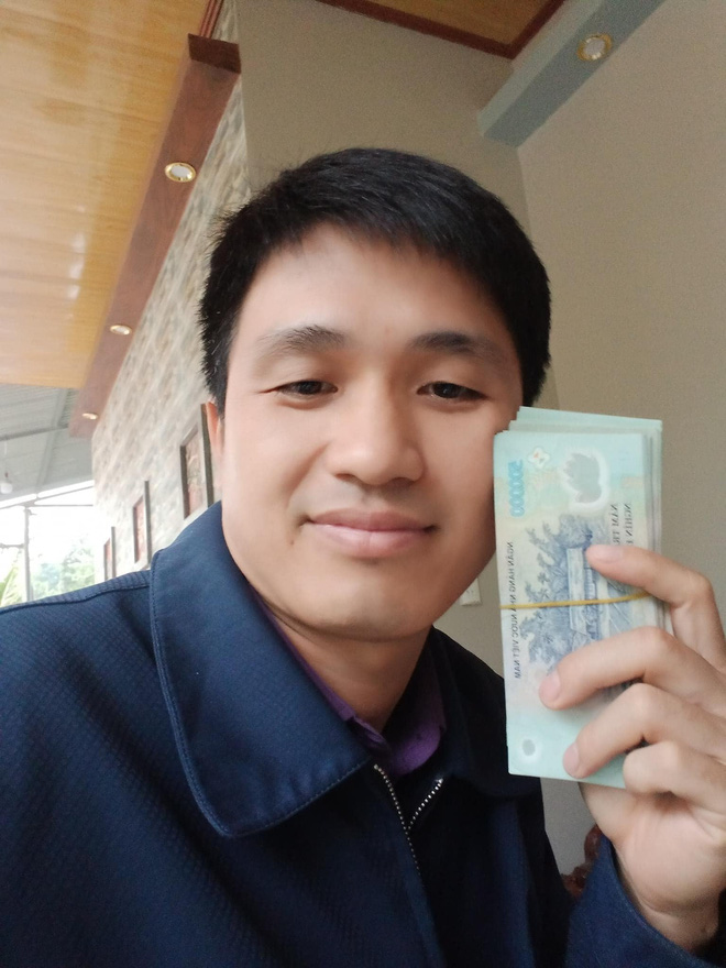 Nhặt được balo đầy tiền, cán bộ xã đăng lên facebook tìm người trả lại Nhặt được balo đầy tiền, cán bộ xã đăng lên facebook tìm người trả lại