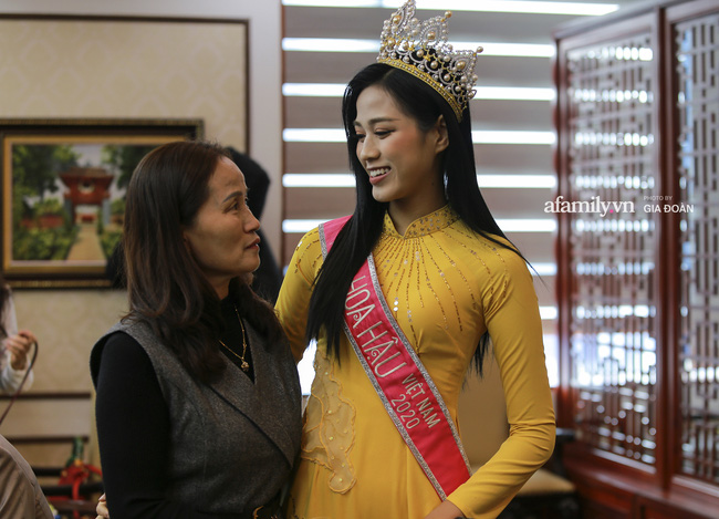 Đỗ Thị Hà rơi nước mắt tiết lộ sự thật về bức hình lấm lem bùn đất được lan truyền trên mạng: 'Nhờ điều đó em mới biết cha mẹ đã phải vất vả thế nào' - 1 Đỗ Thị Hà rơi nước mắt tiết lộ sự thật về bức hình lấm lem bùn đất được lan truyền trên mạng: 'Nhờ điều đó em mới biết cha mẹ đã phải vất vả thế nào' - 1