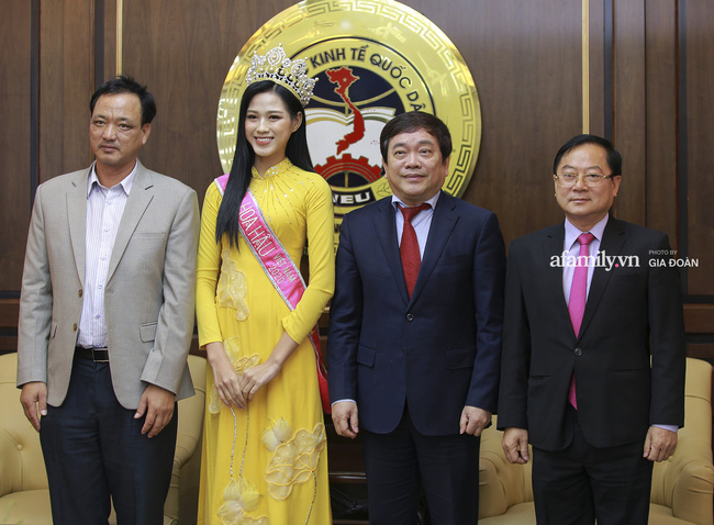 Đỗ Thị Hà rơi nước mắt tiết lộ sự thật về bức hình lấm lem bùn đất được lan truyền trên mạng: 'Nhờ điều đó em mới biết cha mẹ đã phải vất vả thế nào' - 4 Đỗ Thị Hà rơi nước mắt tiết lộ sự thật về bức hình lấm lem bùn đất được lan truyền trên mạng: 'Nhờ điều đó em mới biết cha mẹ đã phải vất vả thế nào' - 4