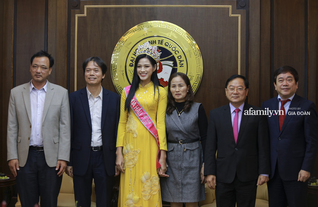 Đỗ Thị Hà rơi nước mắt tiết lộ sự thật về bức hình lấm lem bùn đất được lan truyền trên mạng: 'Nhờ điều đó em mới biết cha mẹ đã phải vất vả thế nào' - 5 Đỗ Thị Hà rơi nước mắt tiết lộ sự thật về bức hình lấm lem bùn đất được lan truyền trên mạng: 'Nhờ điều đó em mới biết cha mẹ đã phải vất vả thế nào' - 5