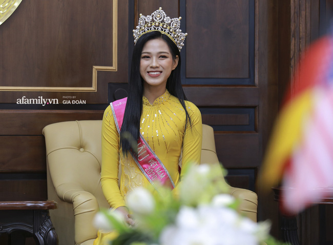 Đỗ Thị Hà rơi nước mắt tiết lộ sự thật về bức hình lấm lem bùn đất được lan truyền trên mạng: 'Nhờ điều đó em mới biết cha mẹ đã phải vất vả thế nào' Đỗ Thị Hà rơi nước mắt tiết lộ sự thật về bức hình lấm lem bùn đất được lan truyền trên mạng: 'Nhờ điều đó em mới biết cha mẹ đã phải vất vả thế nào'