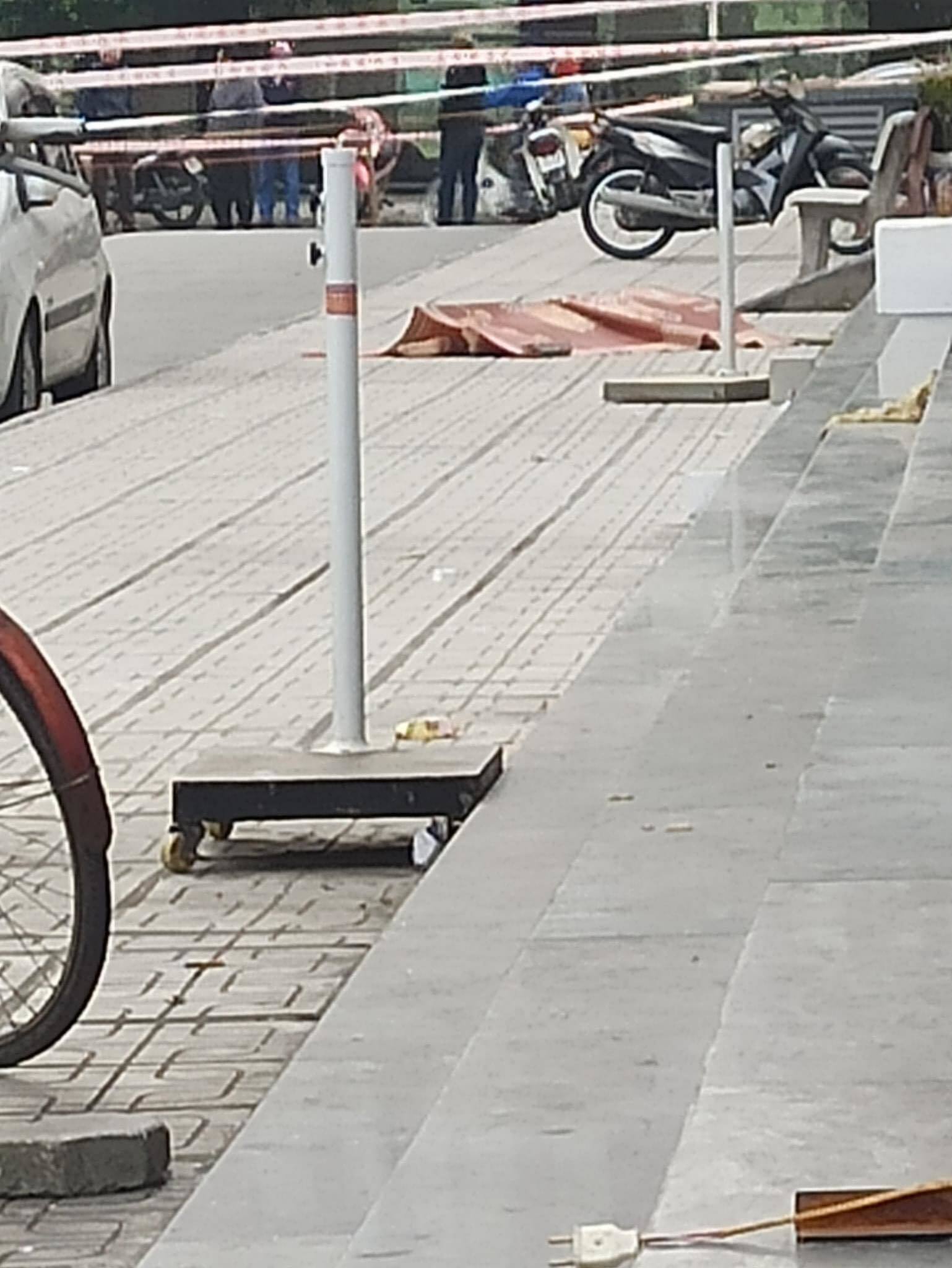 Hà Nội: Cô gái rơi từ tầng 16 xuống đất tử vong Hà Nội: Cô gái rơi từ tầng 16 xuống đất tử vong