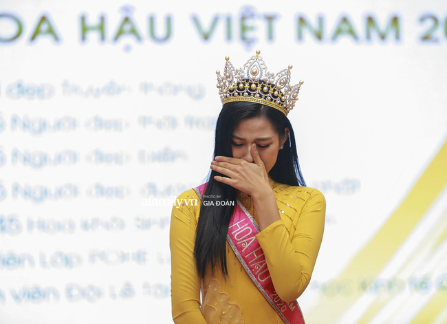 Đỗ Thị Hà rơi nước mắt tiết lộ sự thật về bức hình lấm lem bùn đất được lan truyền trên mạng: 'Nhờ điều đó em mới biết cha mẹ đã phải vất vả thế nào' - 13 Đỗ Thị Hà rơi nước mắt tiết lộ sự thật về bức hình lấm lem bùn đất được lan truyền trên mạng: 'Nhờ điều đó em mới biết cha mẹ đã phải vất vả thế nào' - 13