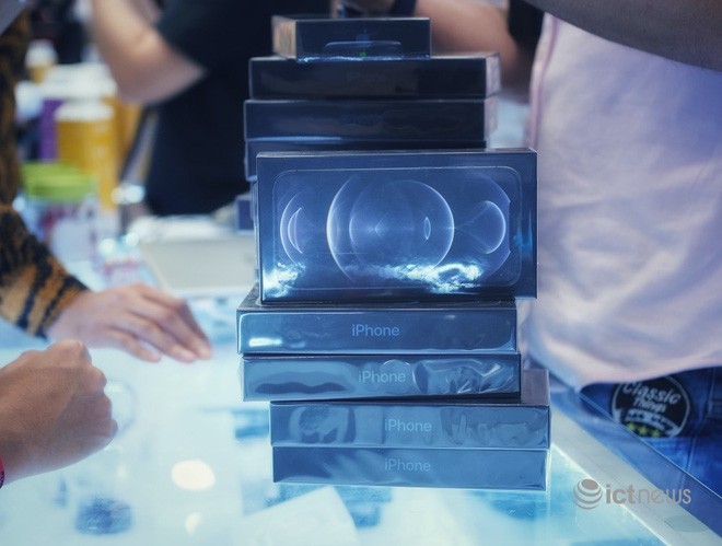 Nghịch lý iPhone 12: Mẫu không đủ hàng bán, mẫu phải giảm giá kích cầu Nghịch lý iPhone 12: Mẫu không đủ hàng bán, mẫu phải giảm giá kích cầu