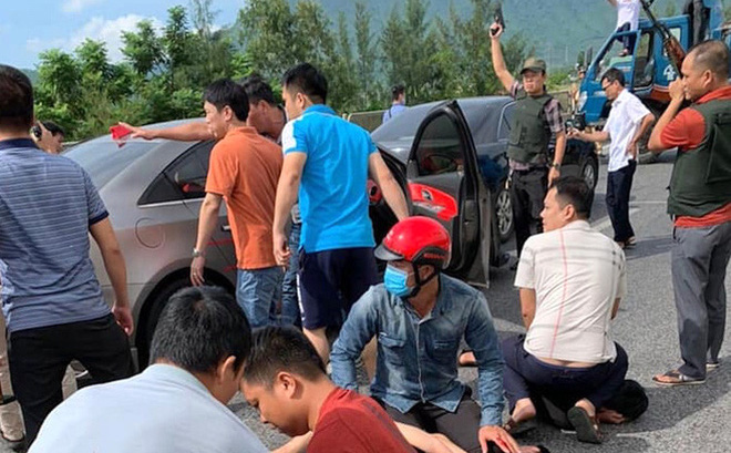 Công an Nghệ An chặn bắt xe ô tô chở 8 bì tải chứa hơn 2 tạ nghi ma túy