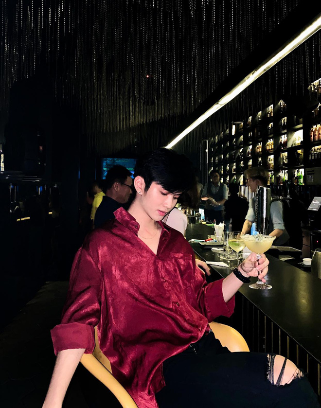 Thanh niên 2k1 nhặt rau ở chợ 'biến hình' khi lên bar: Khác dữ dội, người quen gặp còn tưởng nhìn nhầm - 3 Thanh niên 2k1 nhặt rau ở chợ 'biến hình' khi lên bar: Khác dữ dội, người quen gặp còn tưởng nhìn nhầm - 3