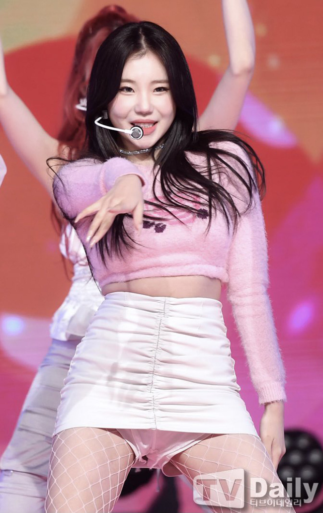 'Nữ idol xấu nhất Kpop' bị dìm hàng tan nát để lộ luôn cả quần trong bị rách, Nancy (MOMOLAND) cũng gặp tình huống tương tự 'Nữ idol xấu nhất Kpop' bị dìm hàng tan nát để lộ luôn cả quần trong bị rách, Nancy (MOMOLAND) cũng gặp tình huống tương tự