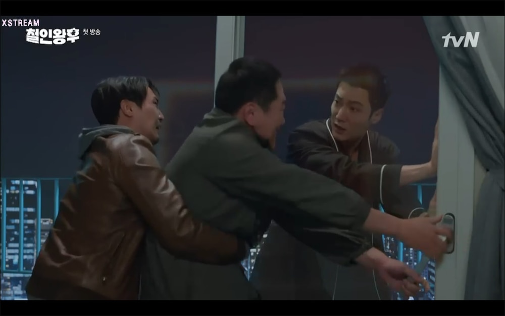 'Mr. Queen' tập 1: Choi Jin Hyuk xuyên không biến thành phụ nữ vì lỡ hôn Shin Hye Sun - 6 'Mr. Queen' tập 1: Choi Jin Hyuk xuyên không biến thành phụ nữ vì lỡ hôn Shin Hye Sun - 6