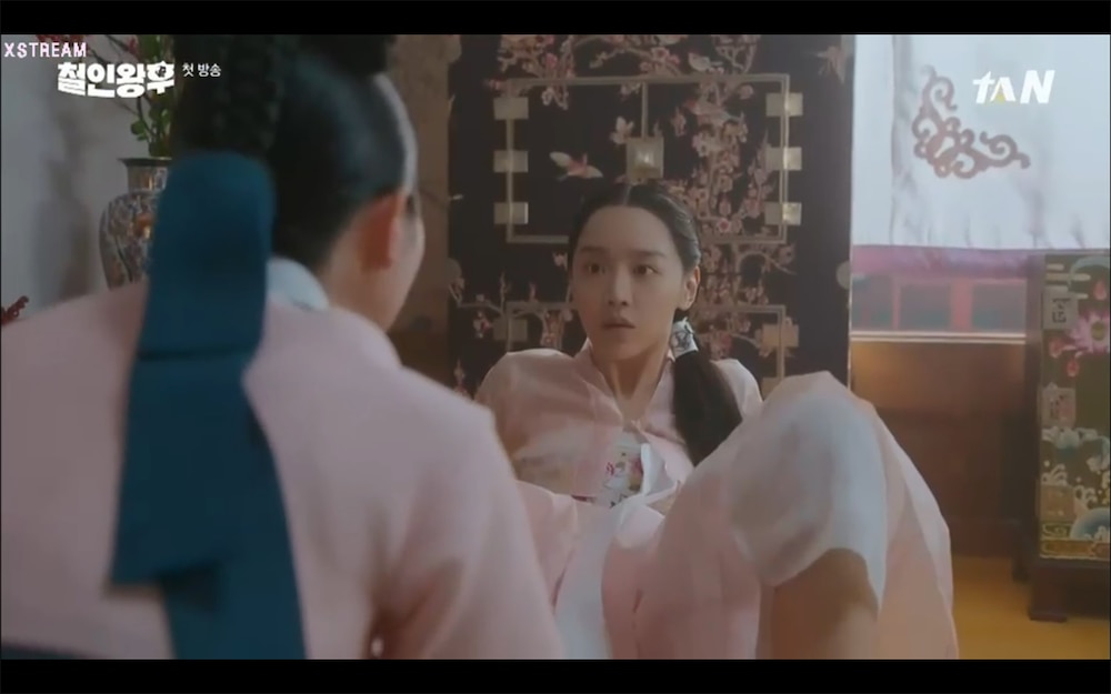 'Mr. Queen' tập 1: Choi Jin Hyuk xuyên không biến thành phụ nữ vì lỡ hôn Shin Hye Sun - 13 'Mr. Queen' tập 1: Choi Jin Hyuk xuyên không biến thành phụ nữ vì lỡ hôn Shin Hye Sun - 13
