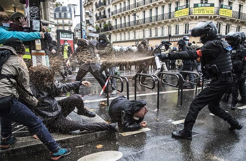 Biểu tình bạo loạn rúng động Paris, hàng trăm người bị bắt - 4 Biểu tình bạo loạn rúng động Paris, hàng trăm người bị bắt - 4