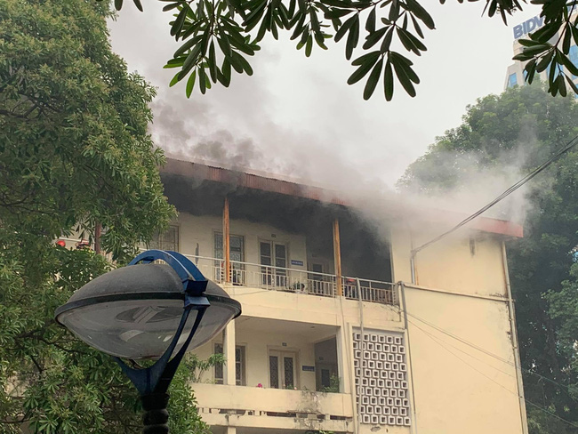 Hà Nội: Cháy tầng 4 tòa nhà nằm trong khuôn viên Bộ Xây dựng - 3 Hà Nội: Cháy tầng 4 tòa nhà nằm trong khuôn viên Bộ Xây dựng - 3