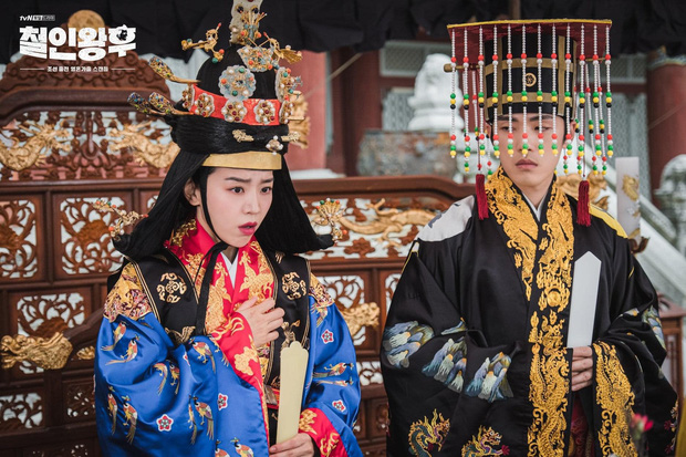 Khán giả cười 'té ghế' với 2 tập đầu Mr. Queen, Shin Hye Sun 'cân team' xuất sắc Khán giả cười 'té ghế' với 2 tập đầu Mr. Queen, Shin Hye Sun 'cân team' xuất sắc