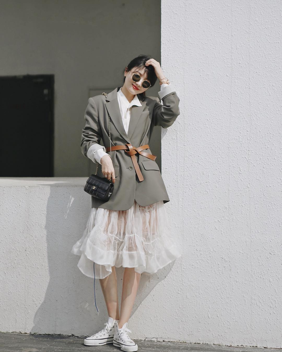 Diện chân váy đi làm ngày lạnh, chị em cứ mix đồ theo 4 cách là thanh lịch, sành điệu chẳng chê được điểm nào - 4 Diện chân váy đi làm ngày lạnh, chị em cứ mix đồ theo 4 cách là thanh lịch, sành điệu chẳng chê được điểm nào - 4