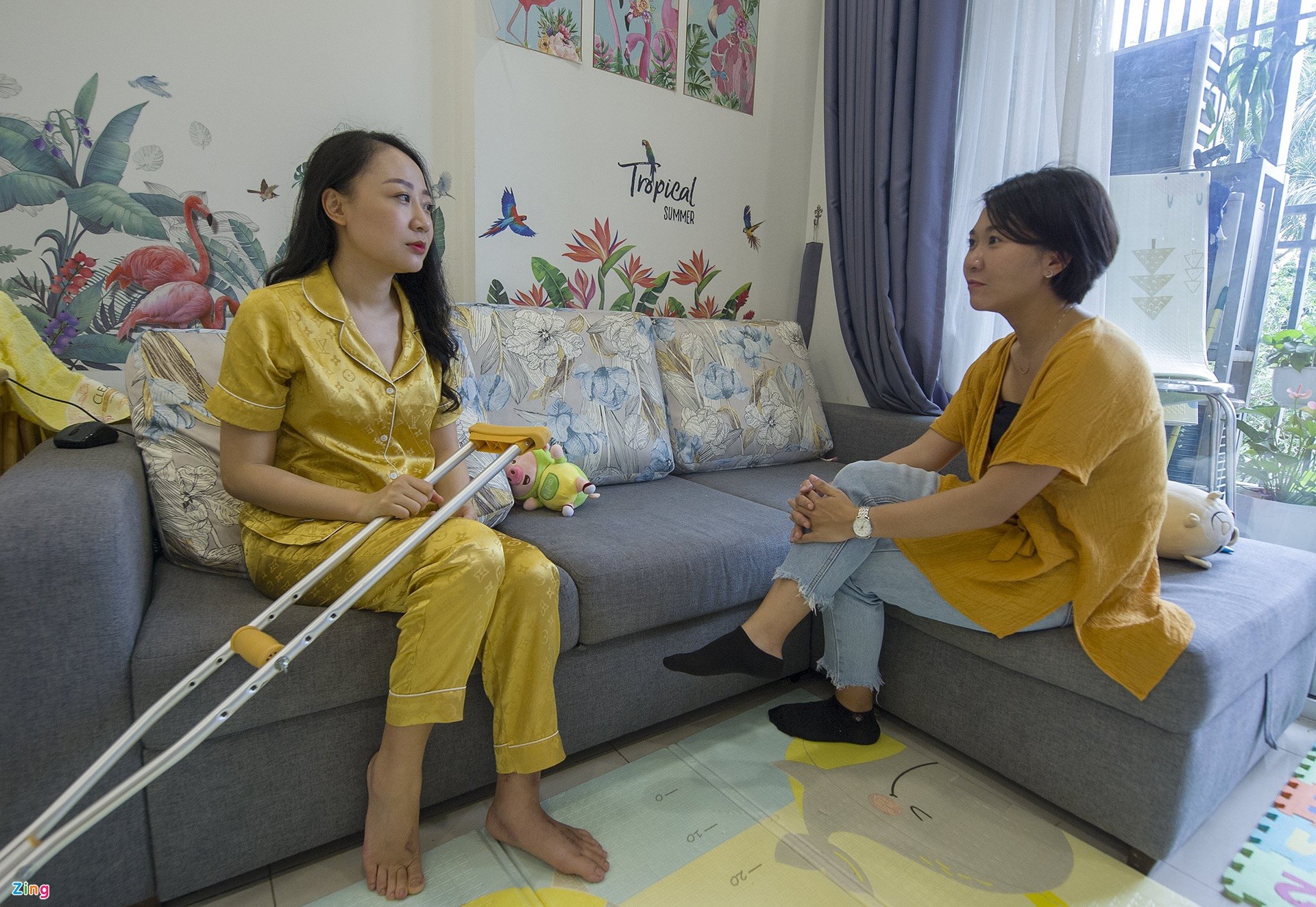 Nữ tiếp viên bị Mercedes tông: 'Tôi không thể bế con như trước' - 2 Nữ tiếp viên bị Mercedes tông: 'Tôi không thể bế con như trước' - 2