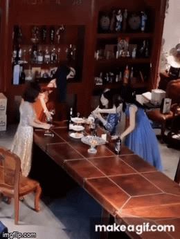 Nếu muốn phân biệt đâu là phú bà 'fake', cứ xem tips đi trà chiều sang chảnh từ vợ đại gia Thái Lan Angela Chu là rõ hết Nếu muốn phân biệt đâu là phú bà 'fake', cứ xem tips đi trà chiều sang chảnh từ vợ đại gia Thái Lan Angela Chu là rõ hết