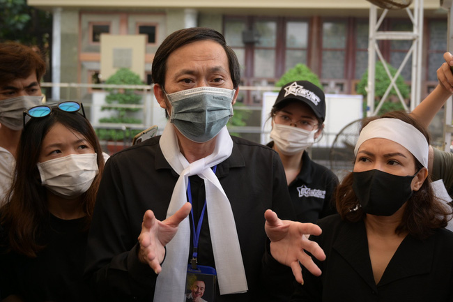 Tiết lộ kỷ vật quan trọng mà NS Hoài Linh một mực dặn dò phải để vào linh cữu cố NS Chí Tài - 1 Tiết lộ kỷ vật quan trọng mà NS Hoài Linh một mực dặn dò phải để vào linh cữu cố NS Chí Tài - 1