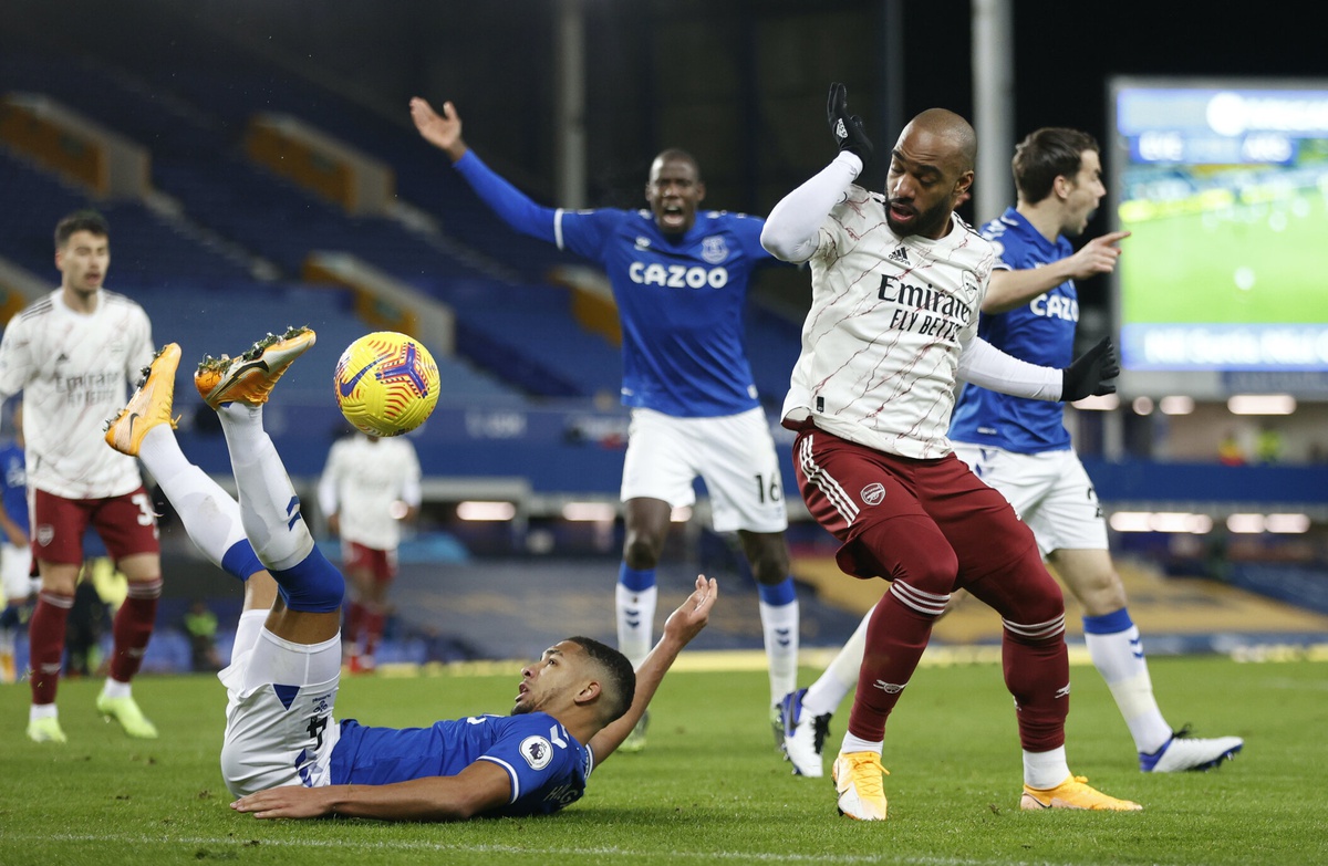 Arsenal tiếp tục xếp vị trí thứ 15 sau trận thua Everton - 8 Arsenal tiếp tục xếp vị trí thứ 15 sau trận thua Everton - 8