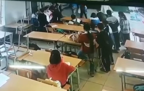 Giám đốc công ty ở Điện Biên xông vào lớp đánh đấm túi bụi nam sinh lớp 6? Giám đốc công ty ở Điện Biên xông vào lớp đánh đấm túi bụi nam sinh lớp 6?