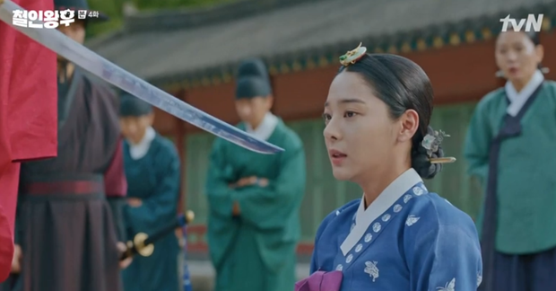 Được Kim Jung Hyun đè ngửa hôn "truyền trà", Shin Hye Sun lại vội móc họng đòi nôn ở Mr. Queen tập 4 - 4 Được Kim Jung Hyun đè ngửa hôn "truyền trà", Shin Hye Sun lại vội móc họng đòi nôn ở Mr. Queen tập 4 - 4