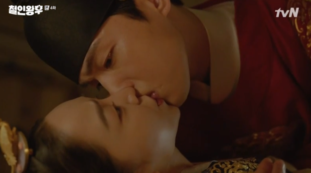 Được Kim Jung Hyun đè ngửa hôn "truyền trà", Shin Hye Sun lại vội móc họng đòi nôn ở Mr. Queen tập 4 - 1 Được Kim Jung Hyun đè ngửa hôn "truyền trà", Shin Hye Sun lại vội móc họng đòi nôn ở Mr. Queen tập 4 - 1