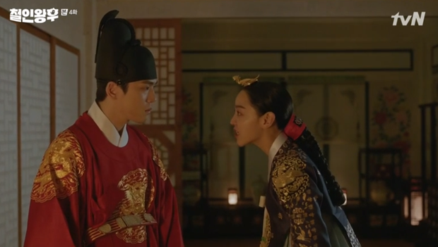 Được Kim Jung Hyun đè ngửa hôn "truyền trà", Shin Hye Sun lại vội móc họng đòi nôn ở Mr. Queen tập 4 - 2 Được Kim Jung Hyun đè ngửa hôn "truyền trà", Shin Hye Sun lại vội móc họng đòi nôn ở Mr. Queen tập 4 - 2