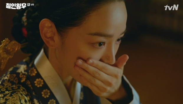 Được Kim Jung Hyun đè ngửa hôn "truyền trà", Shin Hye Sun lại vội móc họng đòi nôn ở Mr. Queen tập 4 Được Kim Jung Hyun đè ngửa hôn "truyền trà", Shin Hye Sun lại vội móc họng đòi nôn ở Mr. Queen tập 4