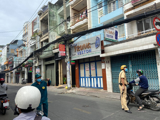 TP.HCM: Quán bún đậu phát ra tiếng nổ lớn, mảng tường bị xé toạc văng ra đường