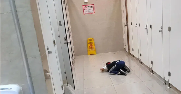 Bé trai 6 tuổi làm điều đáng xấu hổ còn tỏ thái độ thỏa mãn trong nhà vệ sinh nữ, phản ứng của người mẹ càng khiến ai nấy 'nóng mặt' Bé trai 6 tuổi làm điều đáng xấu hổ còn tỏ thái độ thỏa mãn trong nhà vệ sinh nữ, phản ứng của người mẹ càng khiến ai nấy 'nóng mặt'