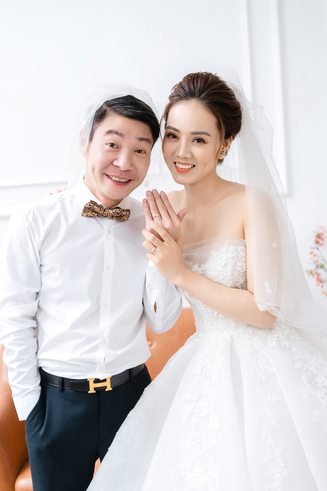 Hé lộ bộ ảnh cưới của NSND Công Lý và bà xã xinh đẹp kém 15 tuổi Hé lộ bộ ảnh cưới của NSND Công Lý và bà xã xinh đẹp kém 15 tuổi