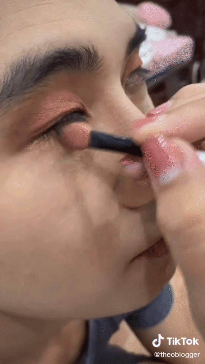 Cô nàng lôi bạn trai ra làm mẫu make-up, xong xuôi mới thấy 'tứk á' vì sao còn xinh hơn mình - 1 Cô nàng lôi bạn trai ra làm mẫu make-up, xong xuôi mới thấy 'tứk á' vì sao còn xinh hơn mình - 1