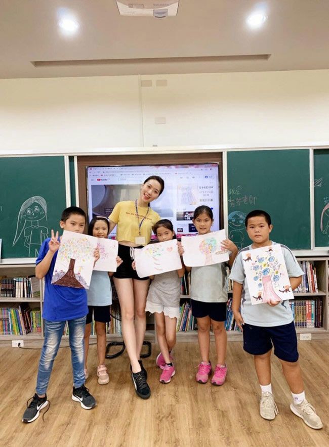 Cô giáo tiểu học gây bão mạng vì có khuôn mặt xinh đẹp như hoa hậu, nhưng ai nấy lại sững sờ khi nhìn thấy chiếc quần cô đang mặc - 2 Cô giáo tiểu học gây bão mạng vì có khuôn mặt xinh đẹp như hoa hậu, nhưng ai nấy lại sững sờ khi nhìn thấy chiếc quần cô đang mặc - 2