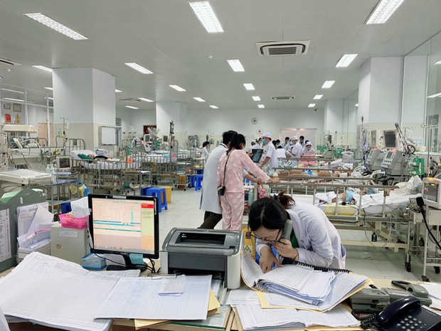 Bé trai 4 tuổi ngã vào xô nước trong nhà dẫn đến ngưng tim, ngưng thở Bé trai 4 tuổi ngã vào xô nước trong nhà dẫn đến ngưng tim, ngưng thở
