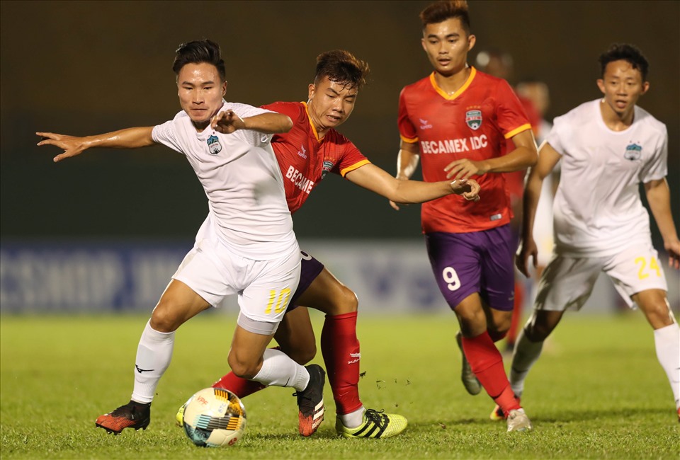 HAGL 'chào đón' HLV Kiatisuk bằng trận thua thảm 3 bàn không gỡ