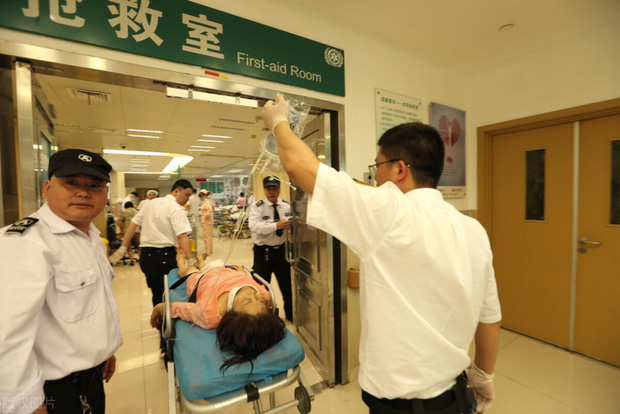 Một phụ nữ 35 tuổi tử vong vì nhồi máu cơ tim vào đêm khuya, bác sĩ nhắc nhở: Uống quá nhiều nước này, máu sẽ 'đặc như cháo' Một phụ nữ 35 tuổi tử vong vì nhồi máu cơ tim vào đêm khuya, bác sĩ nhắc nhở: Uống quá nhiều nước này, máu sẽ 'đặc như cháo'