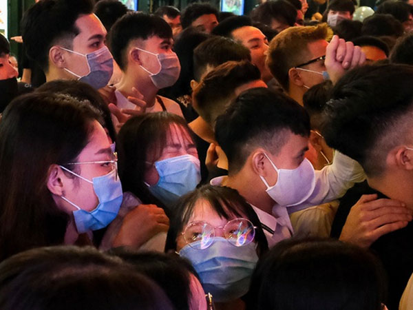 Bắt buộc đeo khẩu trang khi ra đường đón năm mới 2021