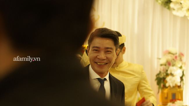 Lễ ăn hỏi ấm cúng của NSND Công Lý và cô dâu kém 15 tuổi: Cô dâu thay áo dài trắng theo chú rể về nhà chồng - 13 Lễ ăn hỏi ấm cúng của NSND Công Lý và cô dâu kém 15 tuổi: Cô dâu thay áo dài trắng theo chú rể về nhà chồng - 13