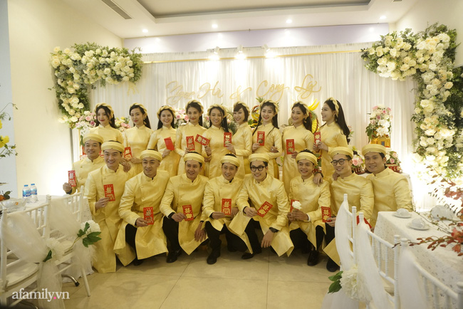 Lễ ăn hỏi ấm cúng của NSND Công Lý và cô dâu kém 15 tuổi: Cô dâu thay áo dài trắng theo chú rể về nhà chồng - 15 Lễ ăn hỏi ấm cúng của NSND Công Lý và cô dâu kém 15 tuổi: Cô dâu thay áo dài trắng theo chú rể về nhà chồng - 15