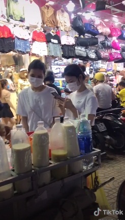 Chờ người yêu đi shopping, thanh niên mang theo cả nước để 'cắm rễ' khiến dân mạng phì cười, nhìn kĩ mới thấy nhiều kẻ cùng cảnh ngộ - 2 Chờ người yêu đi shopping, thanh niên mang theo cả nước để 'cắm rễ' khiến dân mạng phì cười, nhìn kĩ mới thấy nhiều kẻ cùng cảnh ngộ - 2