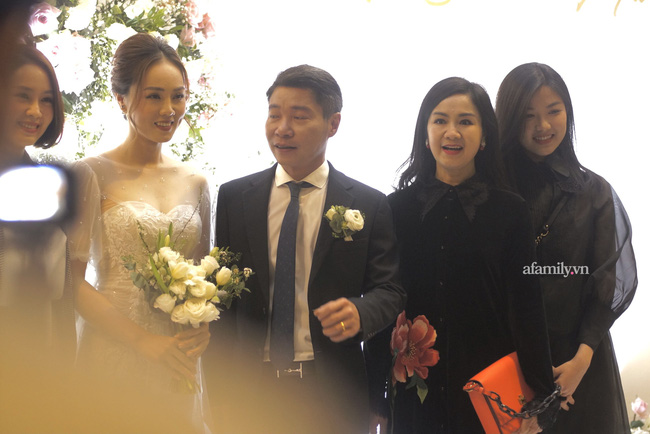 Lễ cưới của NSND Công Lý cùng bạn gái kém 15 tuổi: Cô dâu - chú rể tươi cười rạng rỡ cùng nhau cắt bánh cưới - 8 Lễ cưới của NSND Công Lý cùng bạn gái kém 15 tuổi: Cô dâu - chú rể tươi cười rạng rỡ cùng nhau cắt bánh cưới - 8