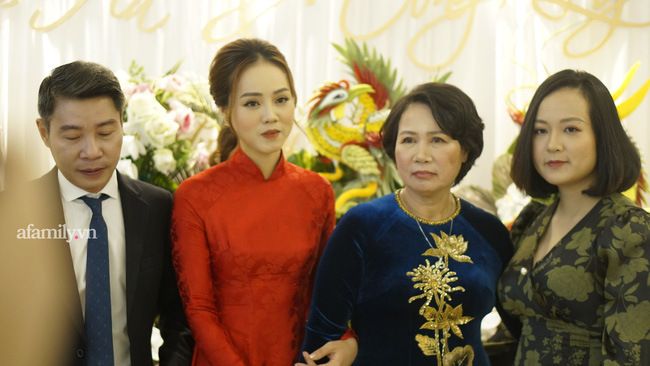 Lễ ăn hỏi ấm cúng của NSND Công Lý và cô dâu kém 15 tuổi: Cô dâu thay áo dài trắng theo chú rể về nhà chồng - 7 Lễ ăn hỏi ấm cúng của NSND Công Lý và cô dâu kém 15 tuổi: Cô dâu thay áo dài trắng theo chú rể về nhà chồng - 7