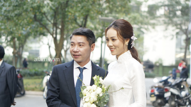 Lễ ăn hỏi ấm cúng của NSND Công Lý và cô dâu kém 15 tuổi: Cô dâu thay áo dài trắng theo chú rể về nhà chồng Lễ ăn hỏi ấm cúng của NSND Công Lý và cô dâu kém 15 tuổi: Cô dâu thay áo dài trắng theo chú rể về nhà chồng