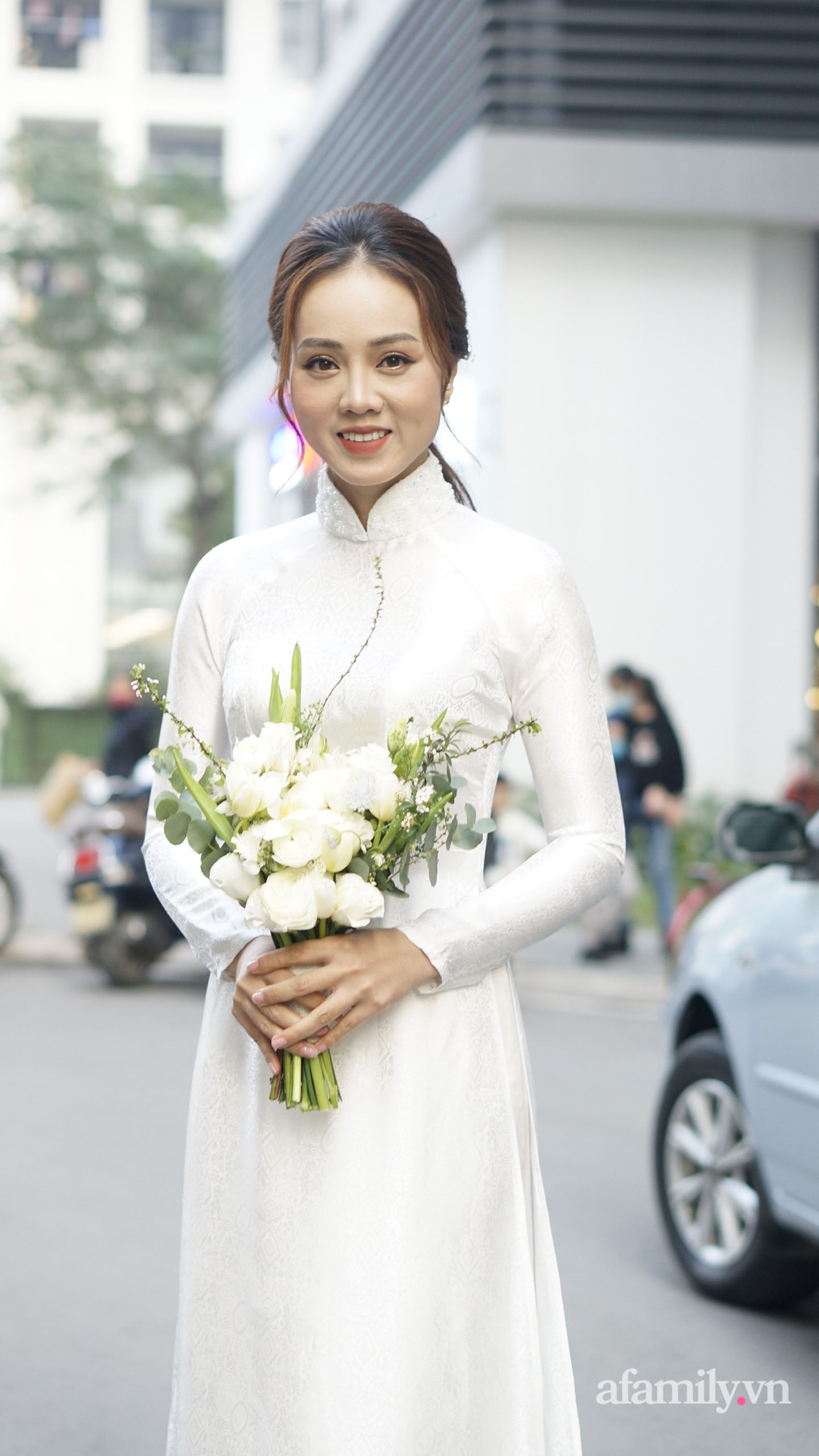 Lễ ăn hỏi ấm cúng của NSND Công Lý và cô dâu kém 15 tuổi: Cô dâu thay áo dài trắng theo chú rể về nhà chồng - 2 Lễ ăn hỏi ấm cúng của NSND Công Lý và cô dâu kém 15 tuổi: Cô dâu thay áo dài trắng theo chú rể về nhà chồng - 2