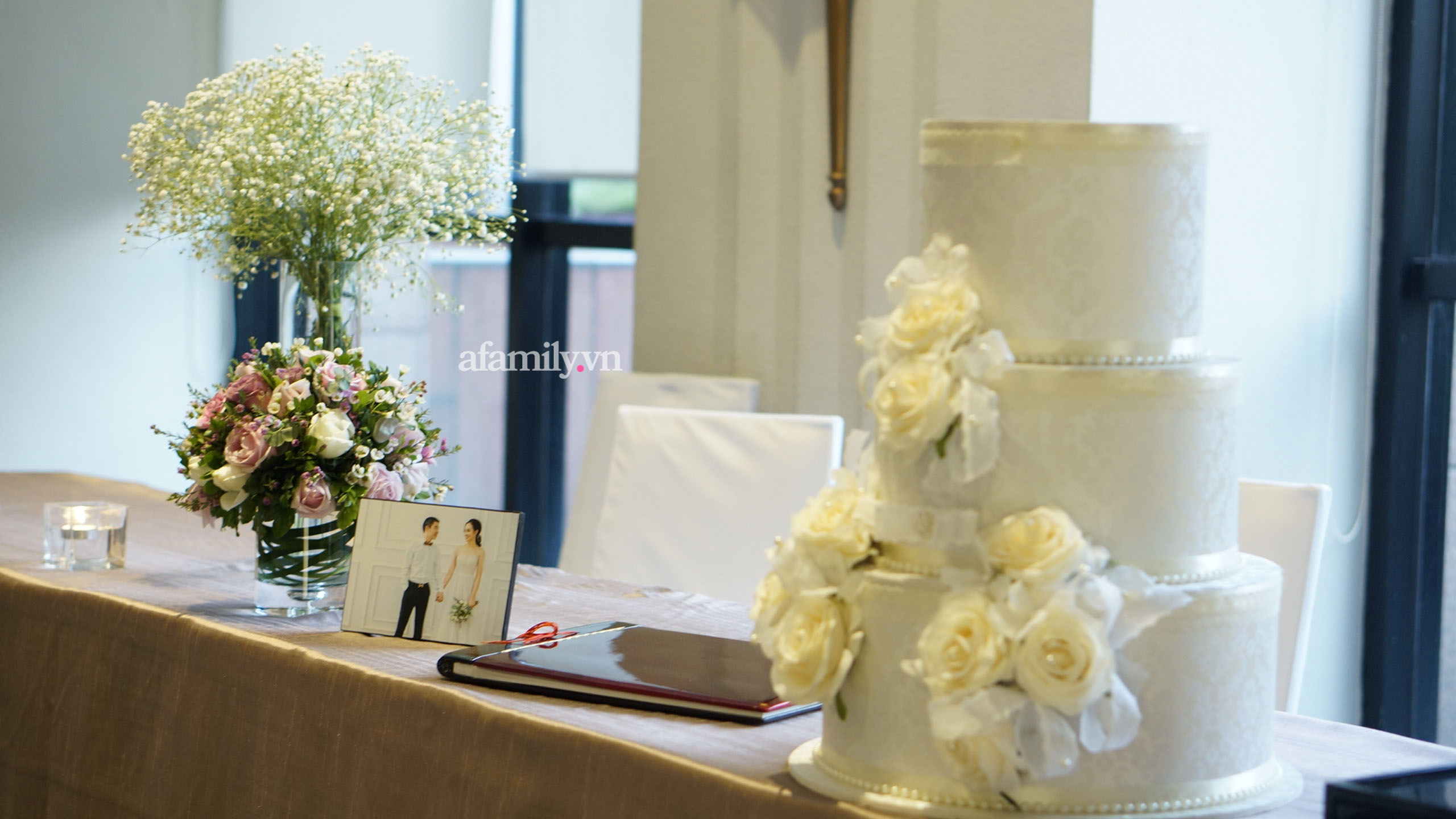 Lễ cưới của NSND Công Lý cùng bạn gái kém 15 tuổi: Cô dâu - chú rể tươi cười rạng rỡ cùng nhau cắt bánh cưới - 21 Lễ cưới của NSND Công Lý cùng bạn gái kém 15 tuổi: Cô dâu - chú rể tươi cười rạng rỡ cùng nhau cắt bánh cưới - 21