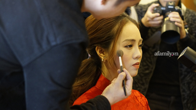 Lễ ăn hỏi ấm cúng của NSND Công Lý và cô dâu kém 15 tuổi: Cô dâu thay áo dài trắng theo chú rể về nhà chồng - 20 Lễ ăn hỏi ấm cúng của NSND Công Lý và cô dâu kém 15 tuổi: Cô dâu thay áo dài trắng theo chú rể về nhà chồng - 20