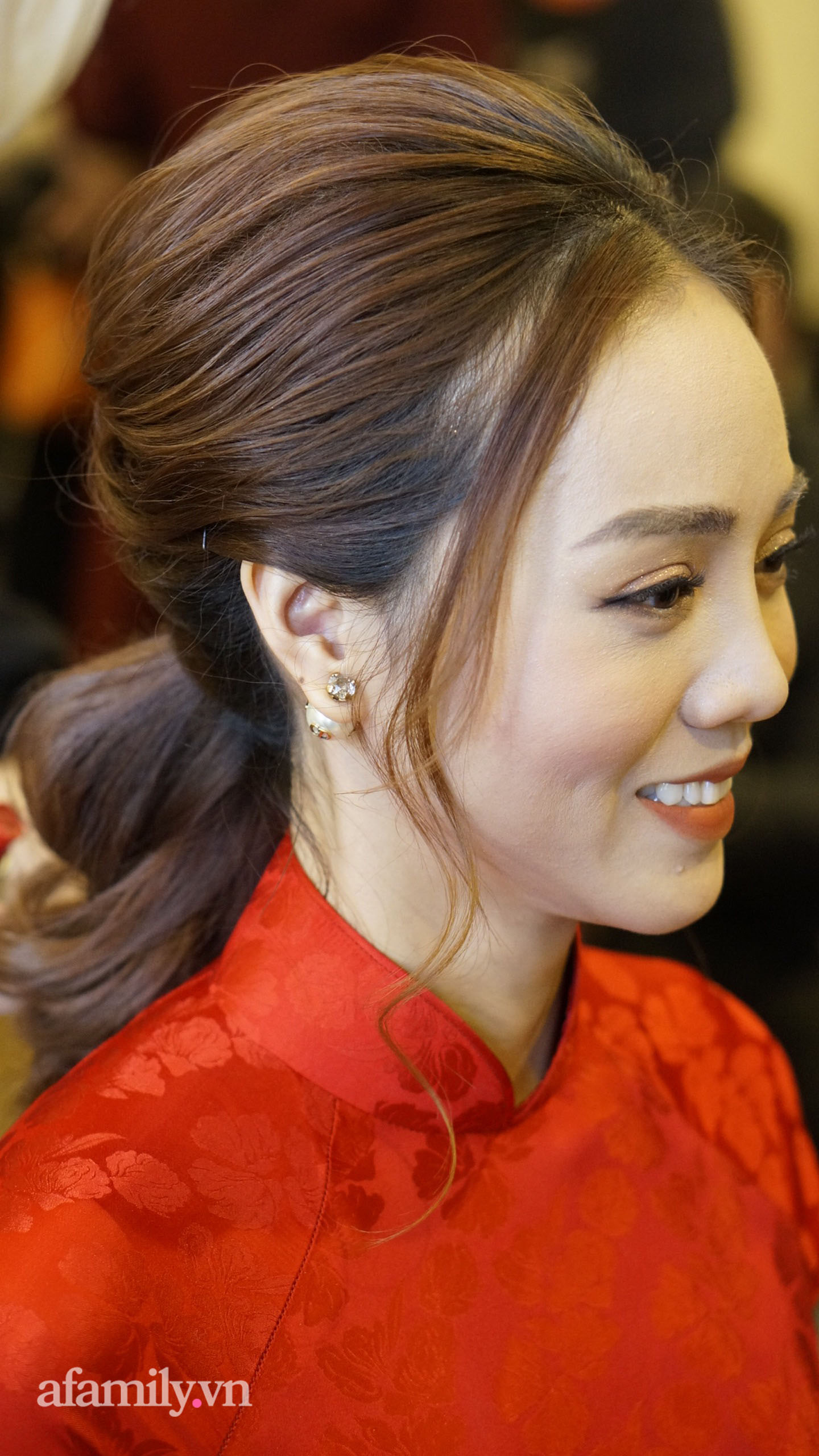 Lễ ăn hỏi ấm cúng của NSND Công Lý và cô dâu kém 15 tuổi: Cô dâu thay áo dài trắng theo chú rể về nhà chồng - 18 Lễ ăn hỏi ấm cúng của NSND Công Lý và cô dâu kém 15 tuổi: Cô dâu thay áo dài trắng theo chú rể về nhà chồng - 18