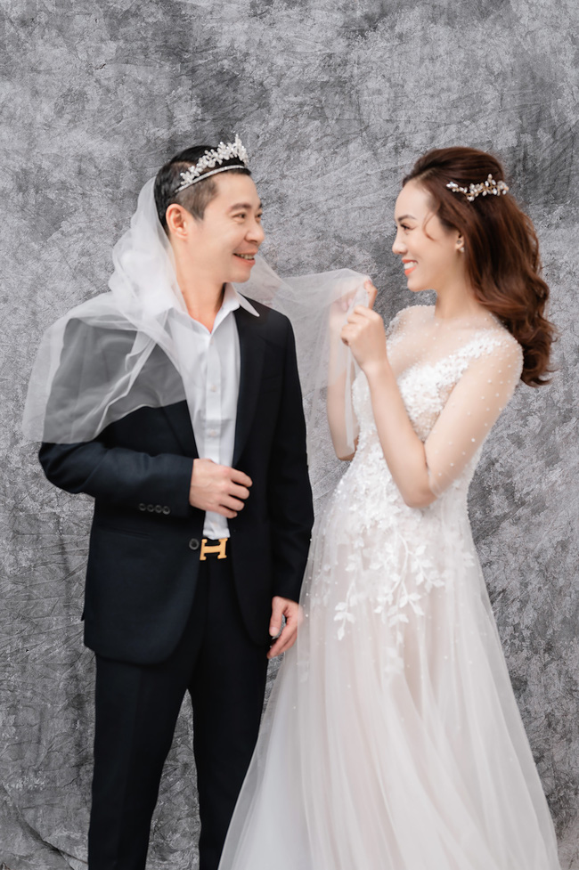 Lễ ăn hỏi ấm cúng của NSND Công Lý và cô dâu kém 15 tuổi: Cô dâu thay áo dài trắng theo chú rể về nhà chồng - 25 Lễ ăn hỏi ấm cúng của NSND Công Lý và cô dâu kém 15 tuổi: Cô dâu thay áo dài trắng theo chú rể về nhà chồng - 25