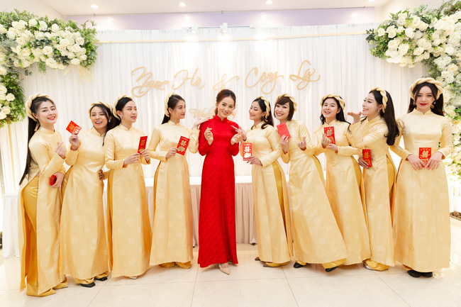 Lễ ăn hỏi ấm cúng của NSND Công Lý và cô dâu kém 15 tuổi: Cô dâu thay áo dài trắng theo chú rể về nhà chồng - 16 Lễ ăn hỏi ấm cúng của NSND Công Lý và cô dâu kém 15 tuổi: Cô dâu thay áo dài trắng theo chú rể về nhà chồng - 16